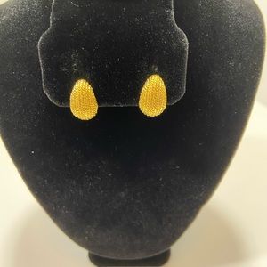 Vintage Trifari clip on earrings